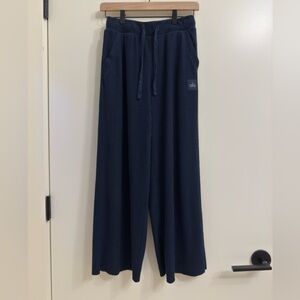 ALO Yoga muse wide leg pant (cropped)